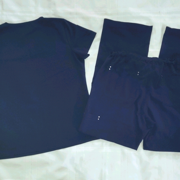 Koi Sapphire Scrub Set in Navy Blue size Medium - Picture 4 of 5